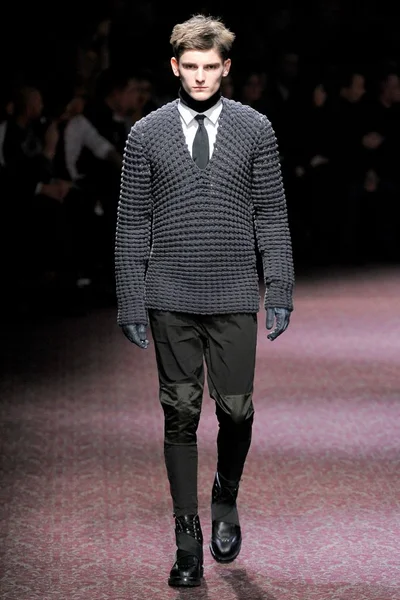 Look 16